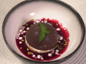 Kokosnuss-Cheesecake unter Schoko mit Beeren-Coulis und Kokosnuss-Kaviar - Rezept - Bild Nr. 17211