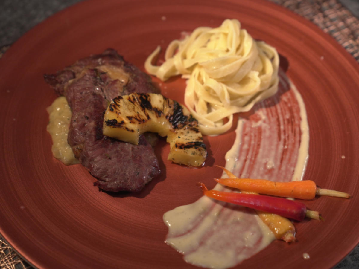 Entrecôte mit Tagliatelle, gegrillter Ananas und gebeizten Möhren - Rezept - Bild Nr. 17211