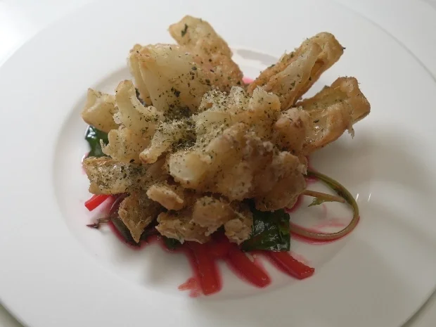 Rezept: Blooming Onion auf Salatbett mit Kokos-Wasabi-Schaum Bild Nr. 2 Blooming Onion auf Salatbett mit Kokos-Wasabi-Schaum - Rezept - Bild Nr. 2