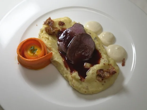 Rezept: Rothirschrücken mit Kartoffel-Senf-Püree und Erdbeer-Wild-Sauce Bild Nr. 17225 Rothirschrücken mit Kartoffel-Senf-Püree und Erdbeer-Wild-Sauce - Rezept - Bild Nr. 17225