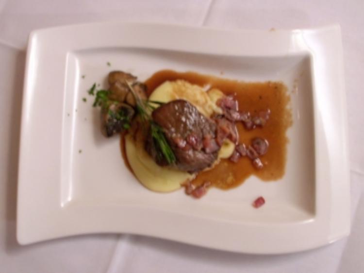 Rinderfilet in süßer Rotweinsoße mit geräuchertem Bacon-Kartoffelpüree ...