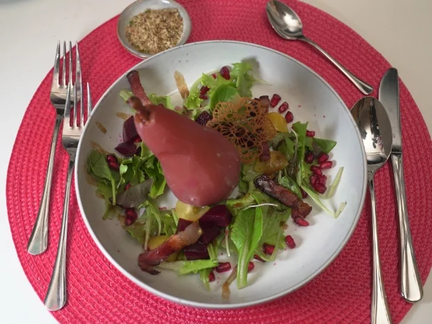 Rezept: Gefüllte Portweinbirne mit Salat und Brot Bild Nr. 3 Gefüllte Portweinbirne mit Salat und Brot - Rezept - Bild Nr. 3