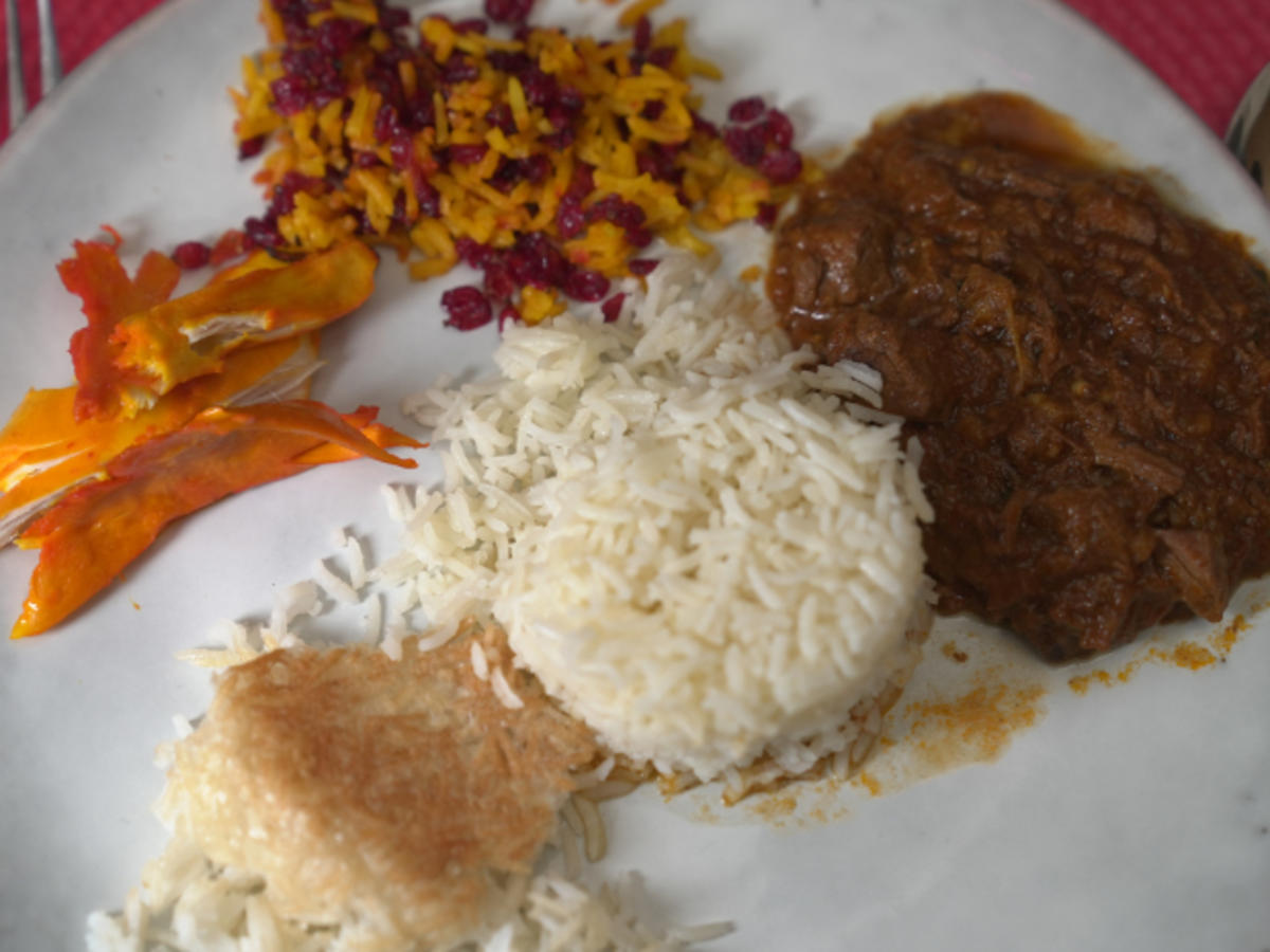 Shirazi-Salat mit Khoresht-e Bademjan und Sereschk Polo - Rezept - Bild Nr. 2