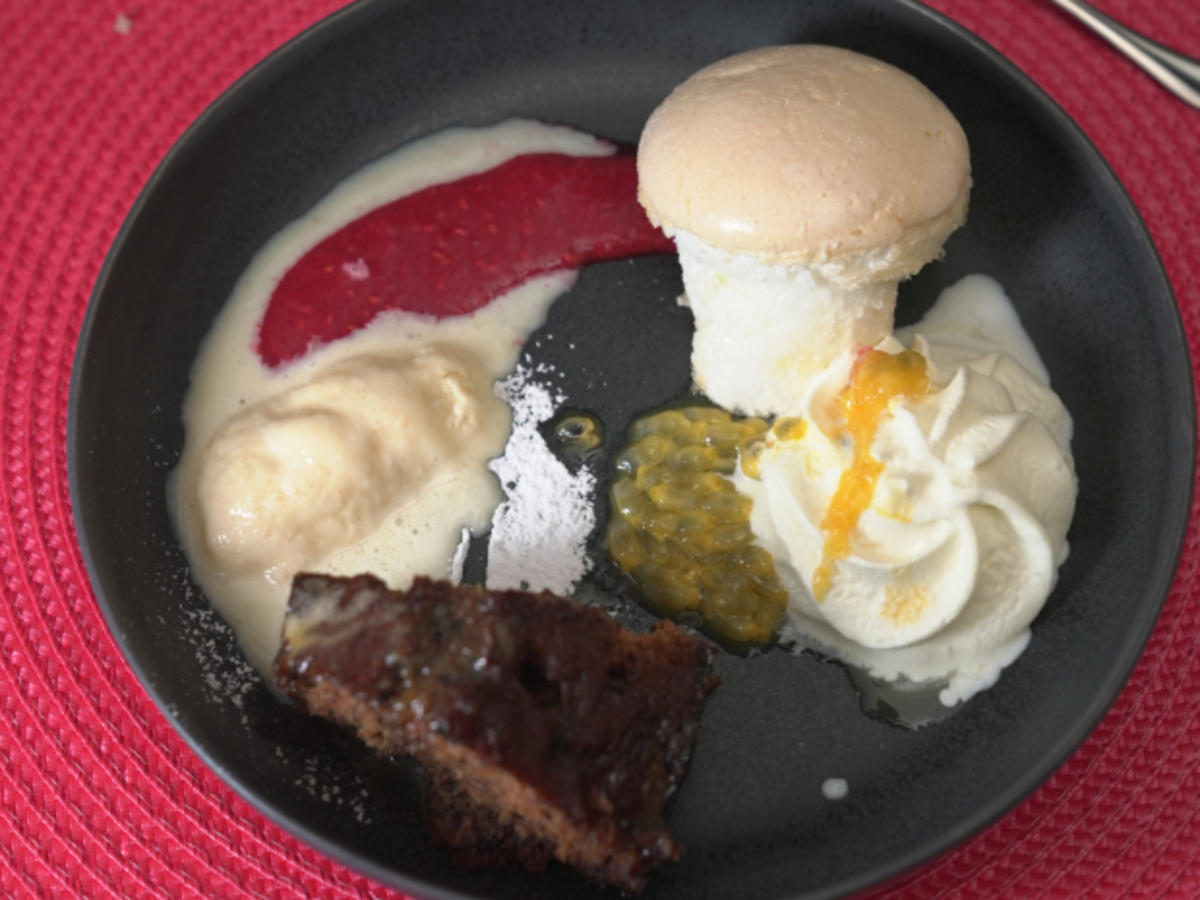 Sticky Date Pudding mit Thymian-Mascarpone-Eis und Pavlova - Rezept - Bild Nr. 17225