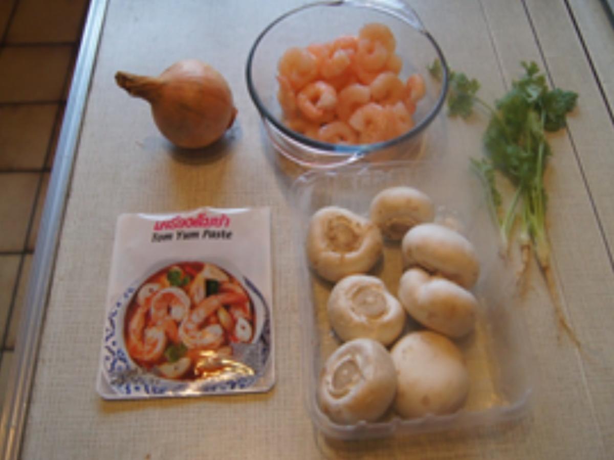 Tom Yum Suppe mit Garnelen, Zwiebel und Champignons - Rezept - Bild Nr. 17226