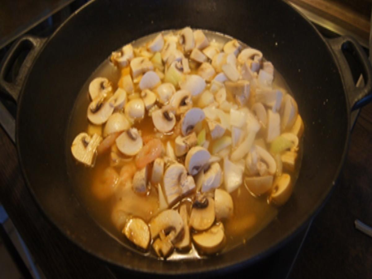 Tom Yum Suppe mit Garnelen, Zwiebel und Champignons - Rezept - Bild Nr. 17232