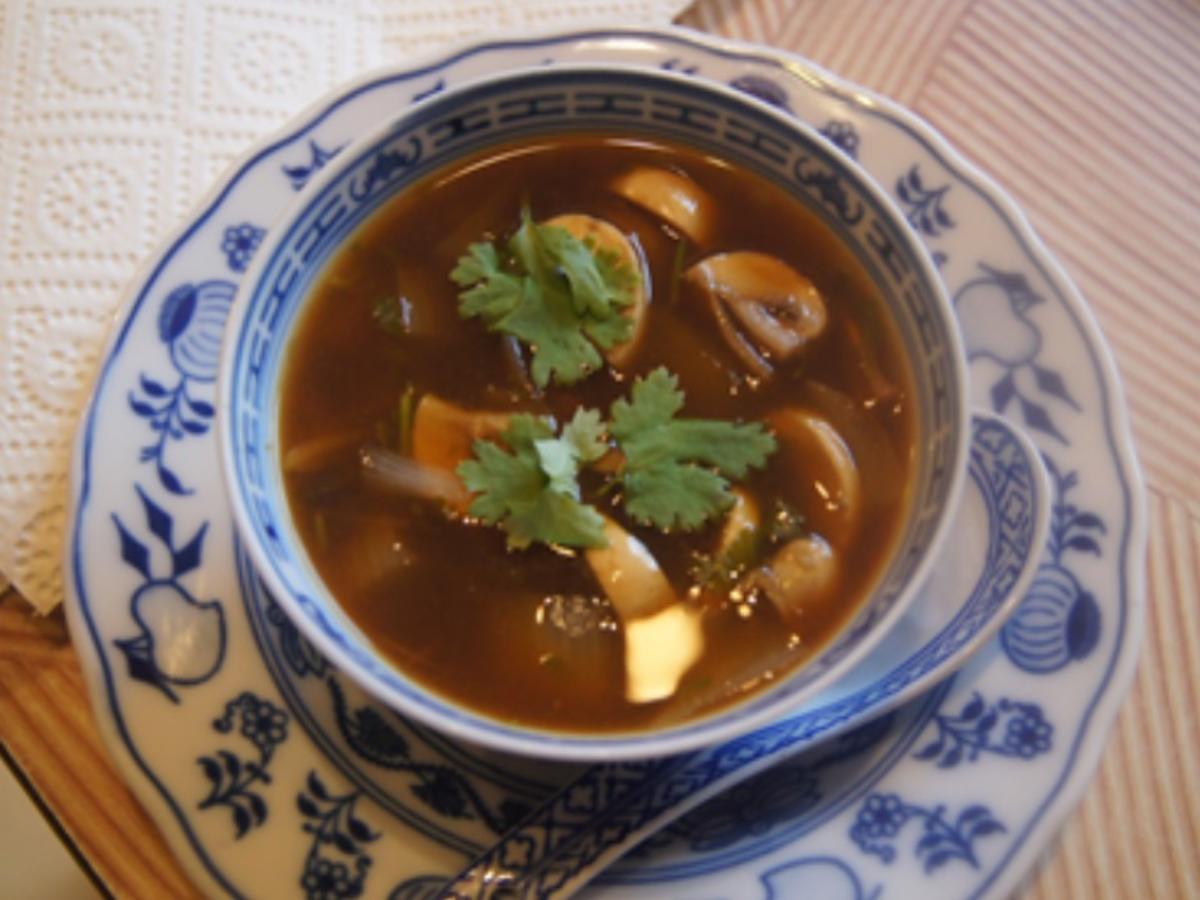 Tom Yum Suppe mit Garnelen, Zwiebel und Champignons - Rezept - Bild Nr. 17235