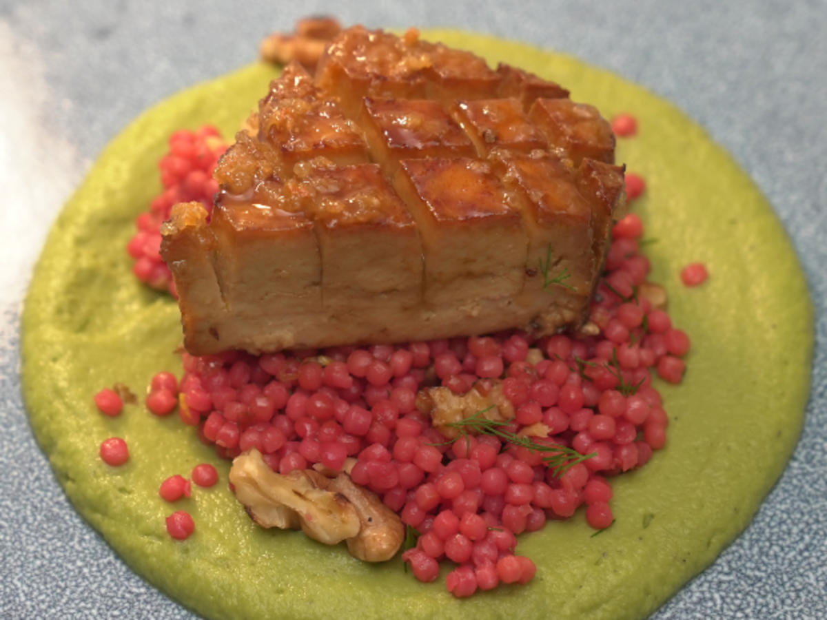 Glazed Tofu, Pink Lemon-Pearl-Couscous, Pea-Püree - Rezept - Bild Nr. 17226