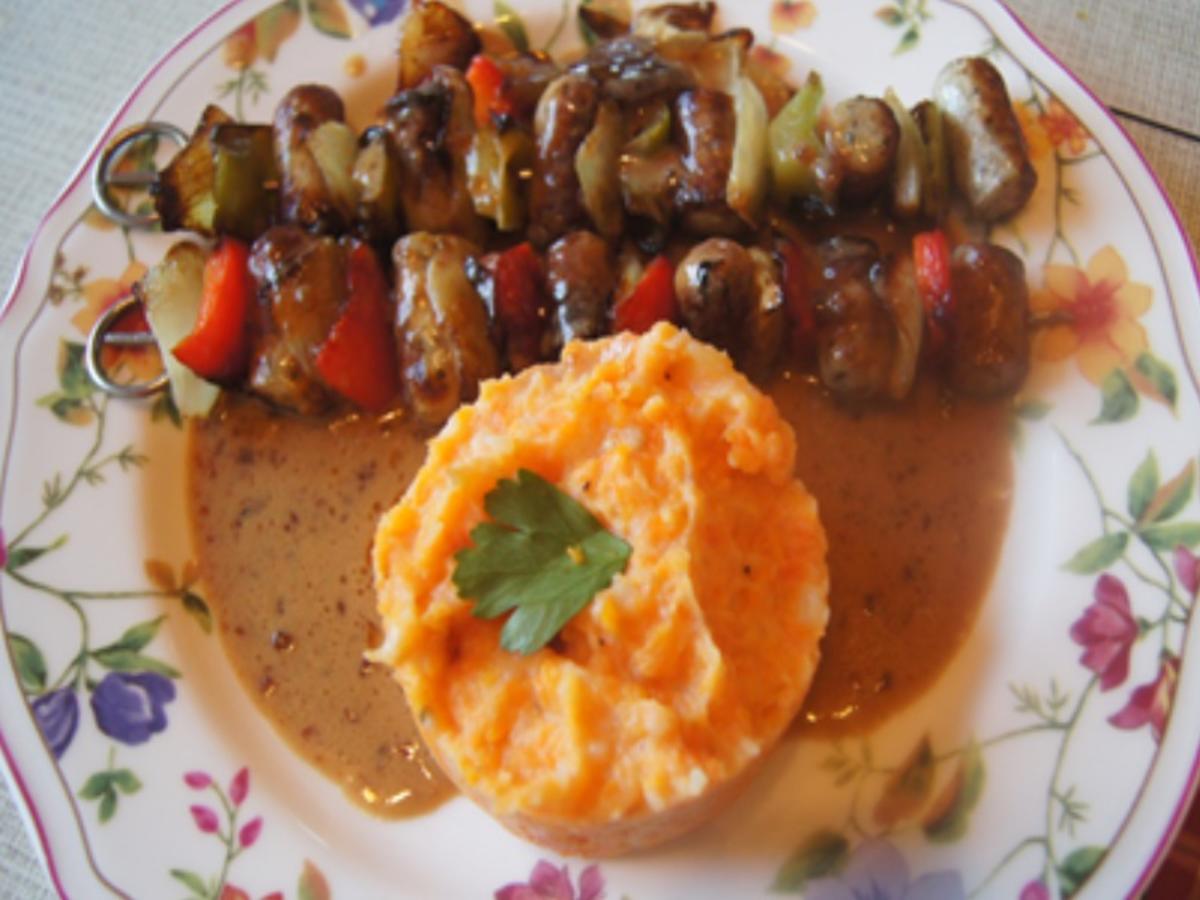 Bratwurst-Zwiebel-Paprika-Spieße mit Sauce und Möhrenpüree - Rezept - Bild Nr. 2