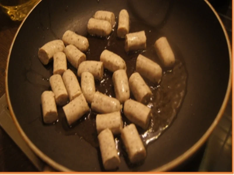 Bratwurst-Zwiebel-Paprika-Spieße mit Sauce und Möhrenpüree - Rezept - Bild Nr. 5