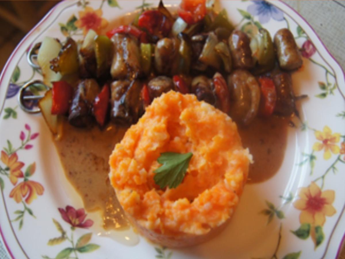 Bratwurst-Zwiebel-Paprika-Spieße mit Sauce und Möhrenpüree - Rezept - Bild Nr. 16