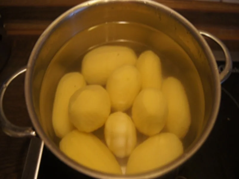 Brauner-Kohl mit Kassler-Kotelett, gebrühte Brägen-Wurst und Salzkartoffeln - Rezept - Bild Nr. 22