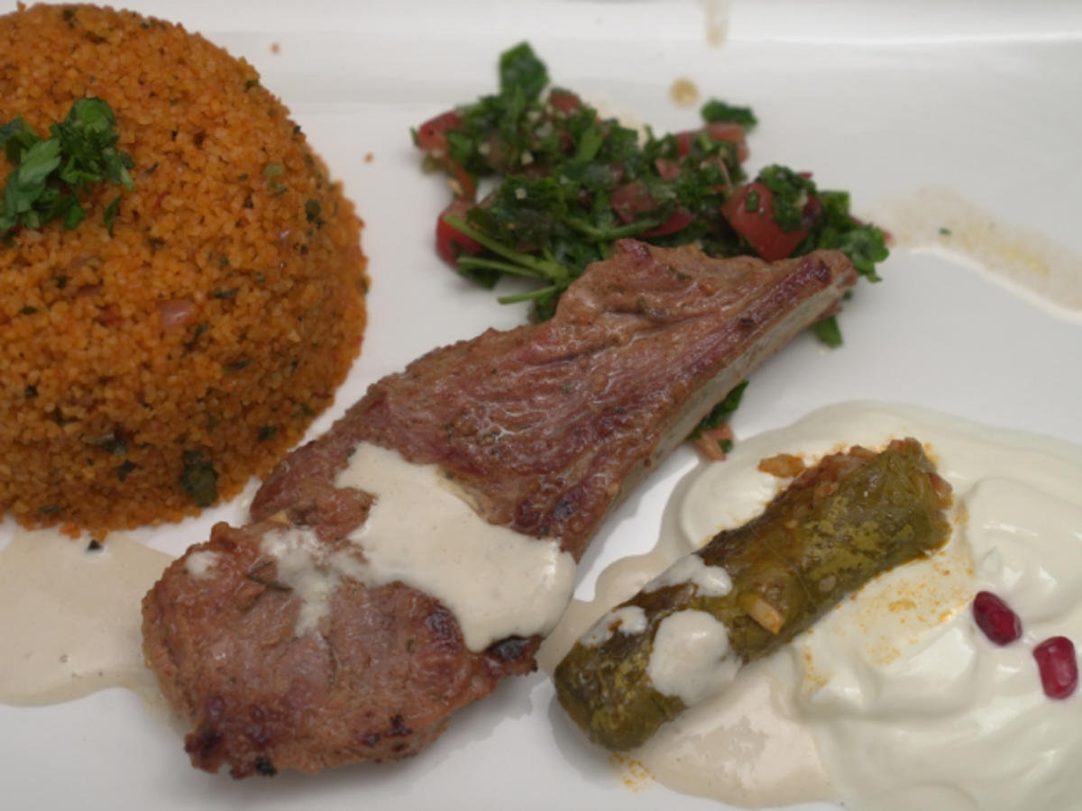 Lammkotelett mit Falafel, rotem Couscous und Tahinsauce - Rezept - Bild Nr. 17226