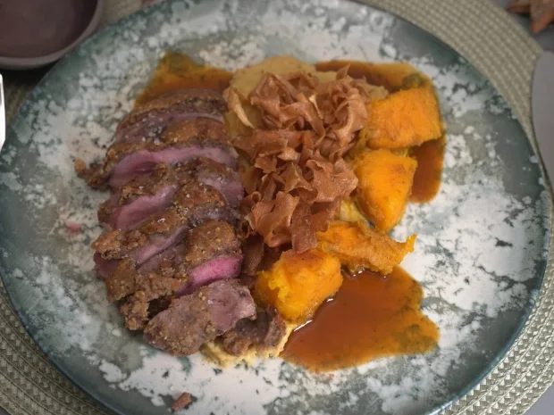 Entenbrust unter Brioche-Maronen-Haube mit Kichererbsen-Püree - Rezept - Bild Nr. 2