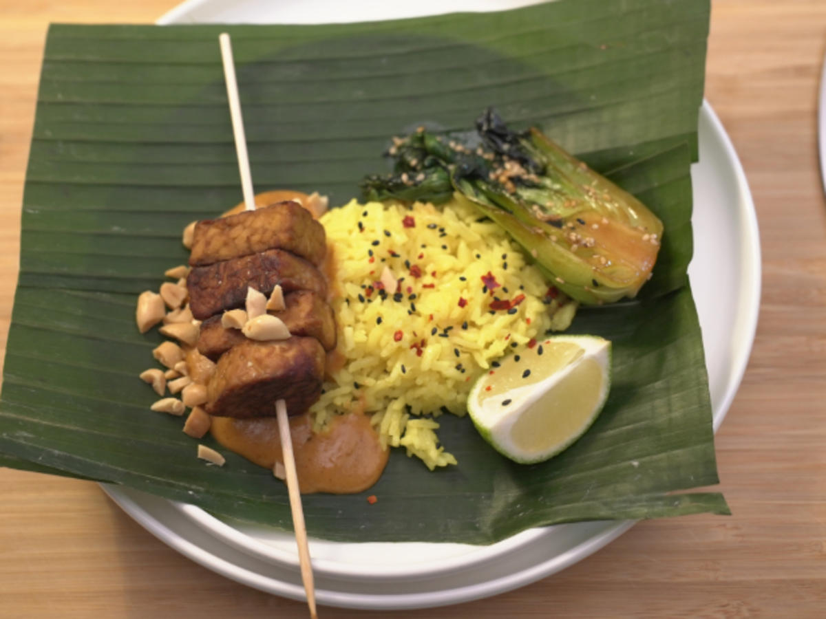 Tempeh Spieß mit Erdnusssoße und mariniertem Pak Choi - von Das ...