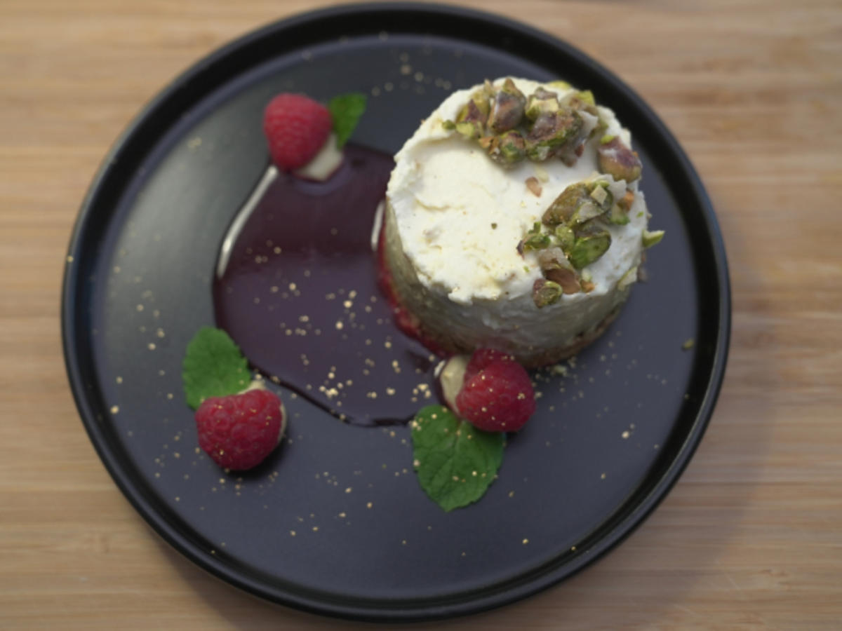 Pistazien-Cheesecake-Törtchen mit Himbeerspiegel und Pistazien-Crunch - Rezept - Bild Nr. 17226