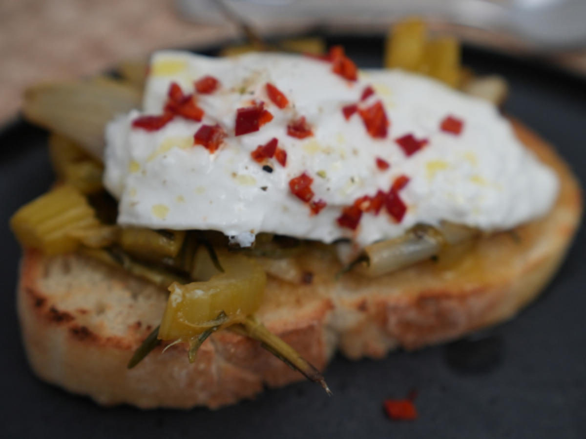 Bruschetta mit geschmortem Chicorée und Sellerieherzen - Rezept - Bild Nr. 17228