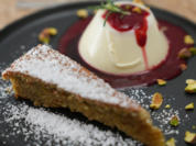 Rosmarin-Panna cotta mit Himbeer-Vanille-Sauce und Pistazienkuchen - Rezept - Bild Nr. 17228