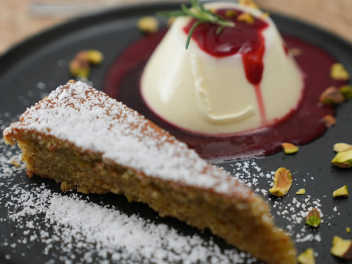 Rosmarin Panna cotta mit Himbeer Vanille Sauce und Pistazienkuchen ...