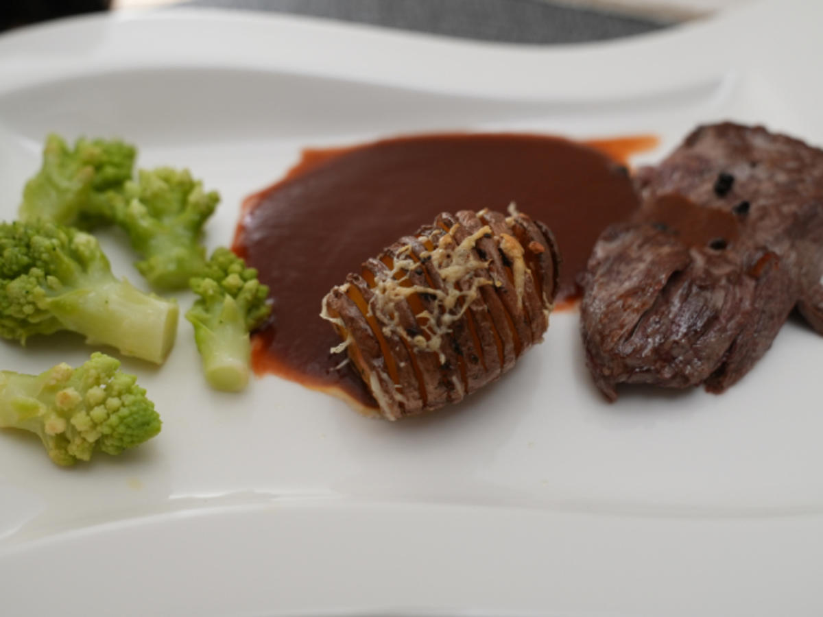 Straußensteak mit Fächerkartoffeln und Romanesco, dazu Rotwein-Portweinsoße - Rezept - Bild Nr. 2