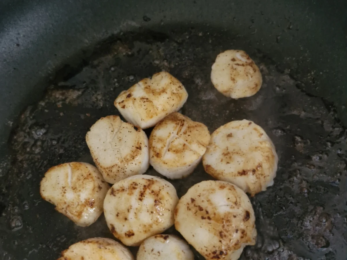 Jacobsmuscheln mit Erbsenpüree und Vanille-Beurre Blanc - Rezept - Bild Nr. 17235