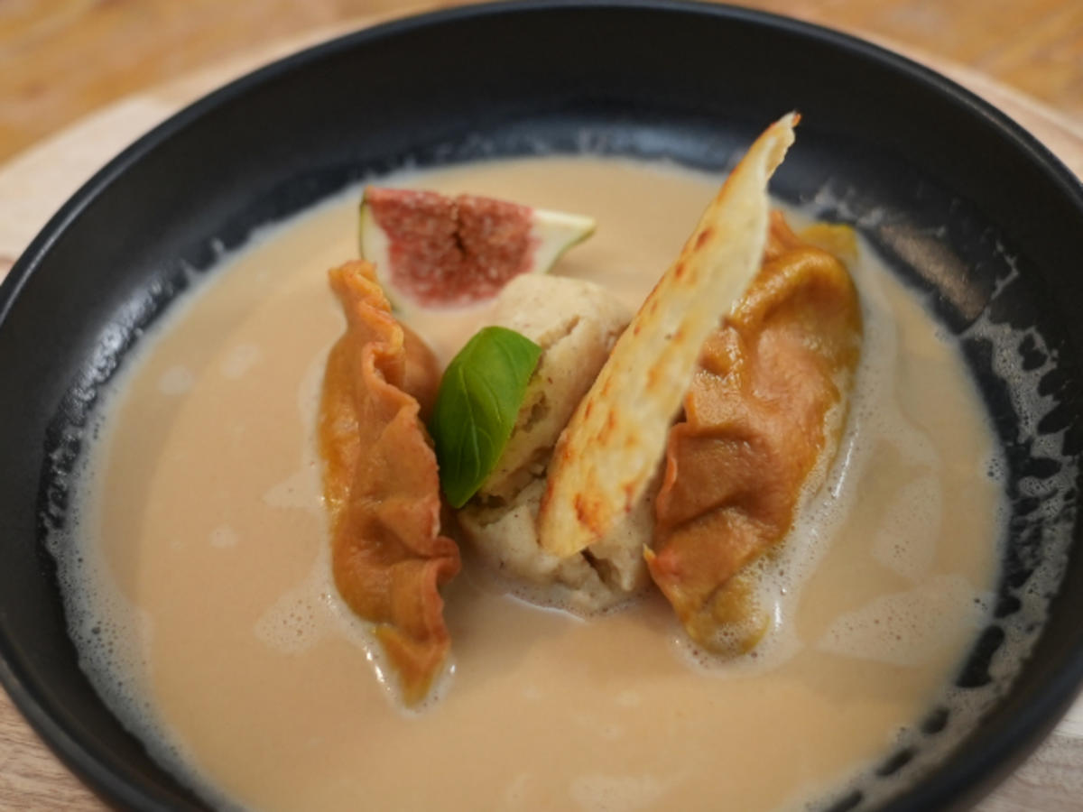 Ravioli und Parmesannocken auf roter Tomate Blanc de Noir - Rezept - Bild Nr. 2