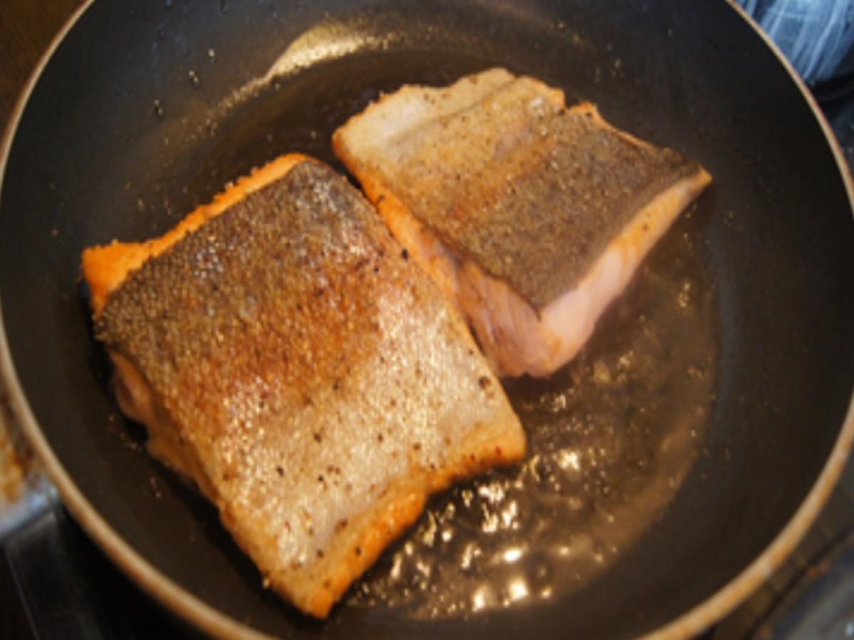 Lachsfilet mit Rahm-Steinpilzen und Basmati-Reis - Rezept - Bild Nr. 17232