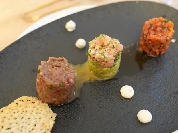 Rezept: Karotten-Lachs- und Rindertatar mit Meerrettichmayonnaise Bild Nr. 2 Karotten-Lachs- und Rindertatar mit Meerrettichmayonnaise - Rezept - Bild Nr. 2