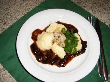Rezept: Abgeschmelzte Knödel mit Hackfüllung Abgeschmelzte Knödel mit Hackfüllung - Rezept