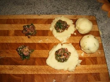 Rezept: Abgeschmelzte Knödel mit Hackfüllung Bild Nr. 7 Abgeschmelzte Knödel mit Hackfüllung - Rezept - Bild Nr. 7
