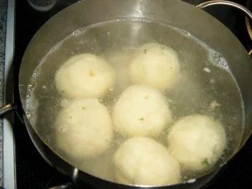 Rezept: Abgeschmelzte Knödel mit Hackfüllung Bild Nr. 8 Abgeschmelzte Knödel mit Hackfüllung - Rezept - Bild Nr. 8
