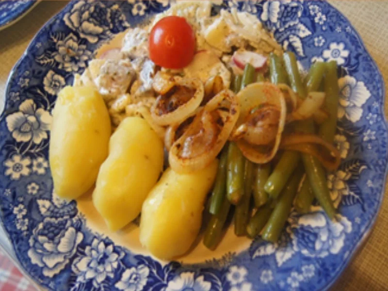 Rezept: Matjesfiletsalat mit Buschbohnen, Röstzwiebeln und Pellkartoffeln Bild Nr. 2 Matjesfiletsalat mit Buschbohnen, Röstzwiebeln und Pellkartoffeln - Rezept - Bild Nr. 2