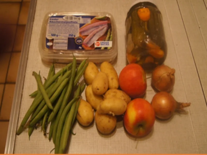 Rezept: Matjesfiletsalat mit Buschbohnen, Röstzwiebeln und Pellkartoffeln Bild Nr. 3 Matjesfiletsalat mit Buschbohnen, Röstzwiebeln und Pellkartoffeln - Rezept - Bild Nr. 3