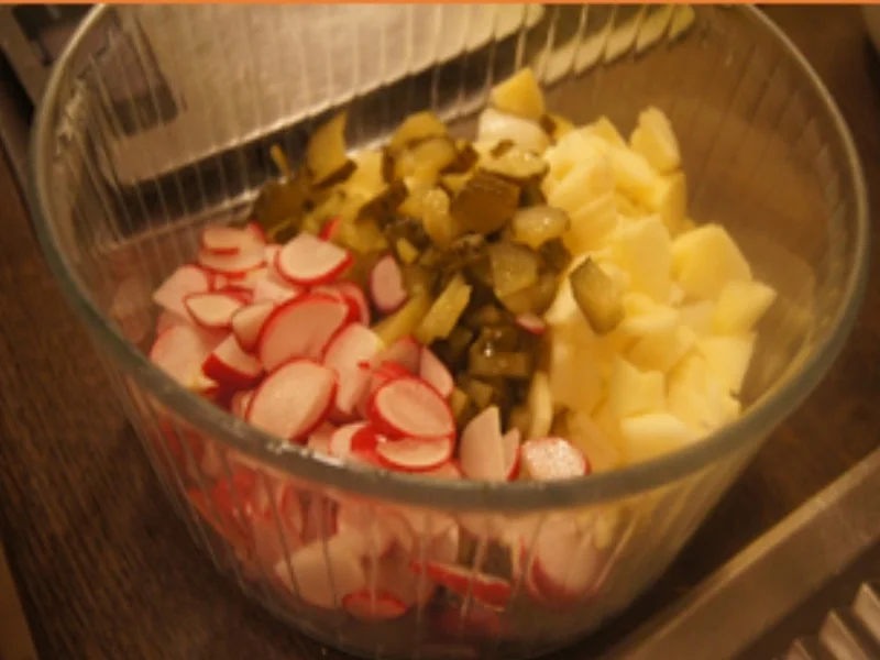 Rezept: Matjesfiletsalat mit Buschbohnen, Röstzwiebeln und Pellkartoffeln Bild Nr. 10 Matjesfiletsalat mit Buschbohnen, Röstzwiebeln und Pellkartoffeln - Rezept - Bild Nr. 10