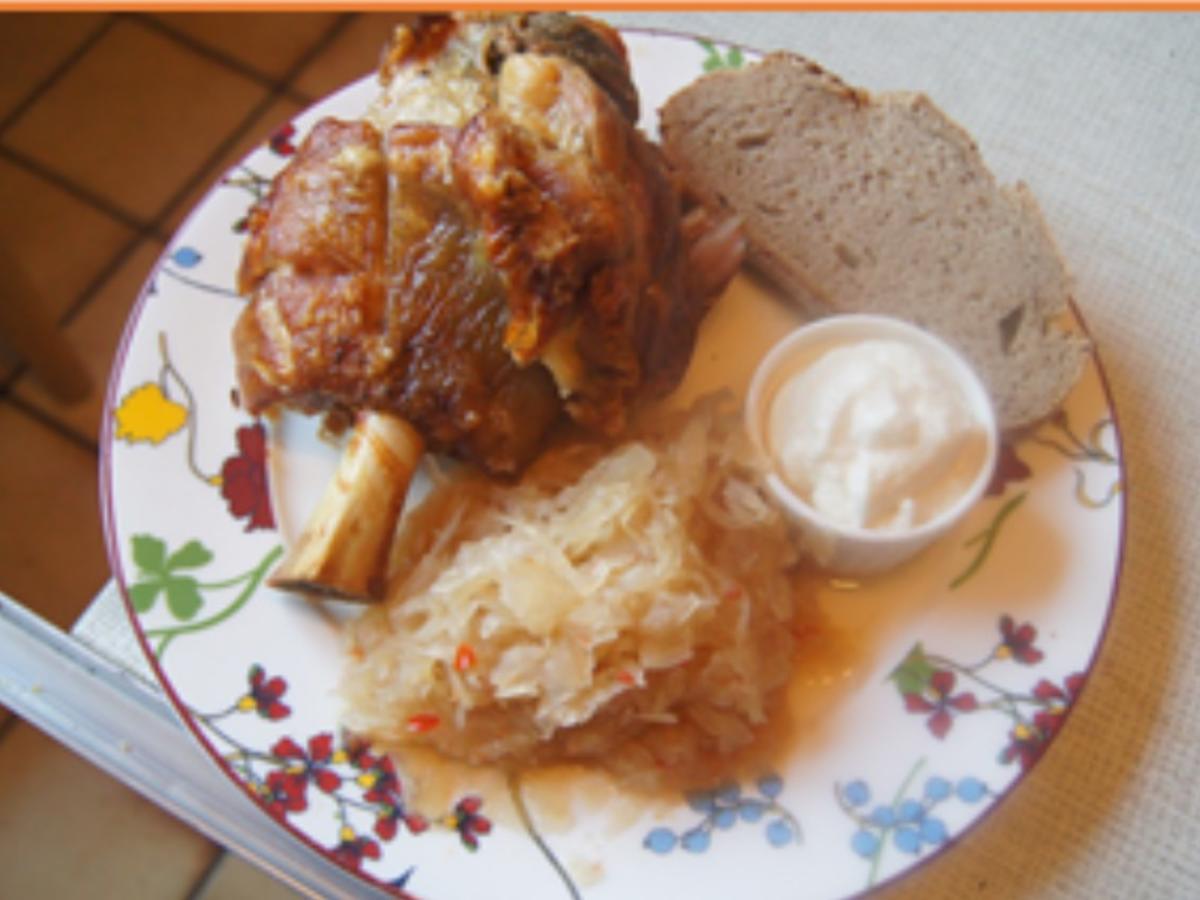 Schweinehaxe mit Sahnemeerrettich, Weinsauerkraut und Bauernbrot - Rezept - Bild Nr. 2