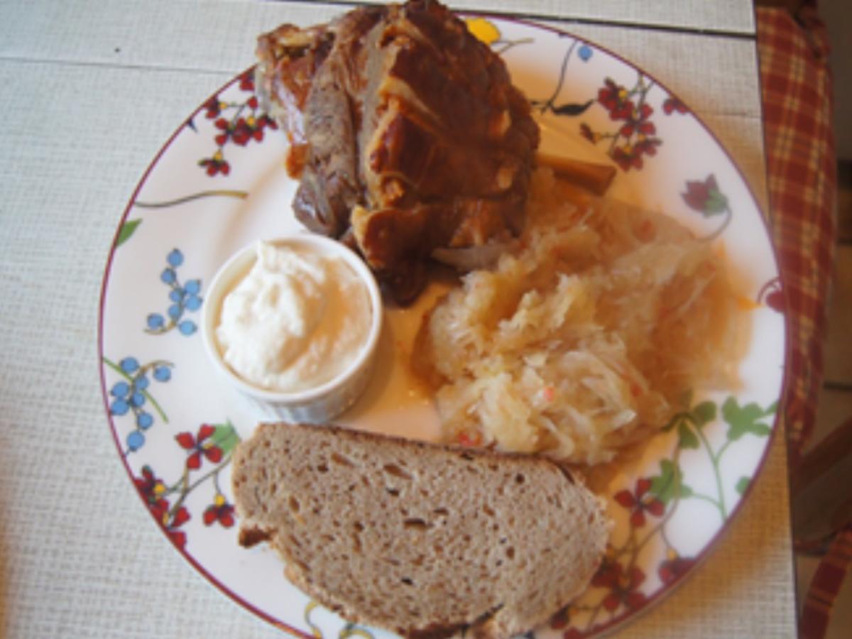 Schweinehaxe mit Sahnemeerrettich, Weinsauerkraut und Bauernbrot - Rezept - Bild Nr. 9