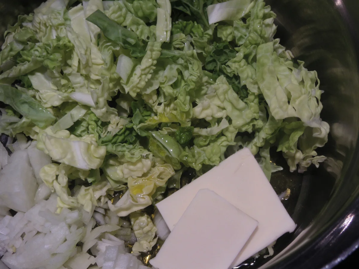 Rezept: Gemüse: Wirsingroulade auf rotem Zwiebelmus Bild Nr. 17247 Gemüse: Wirsingroulade auf rotem Zwiebelmus - Rezept - Bild Nr. 17247