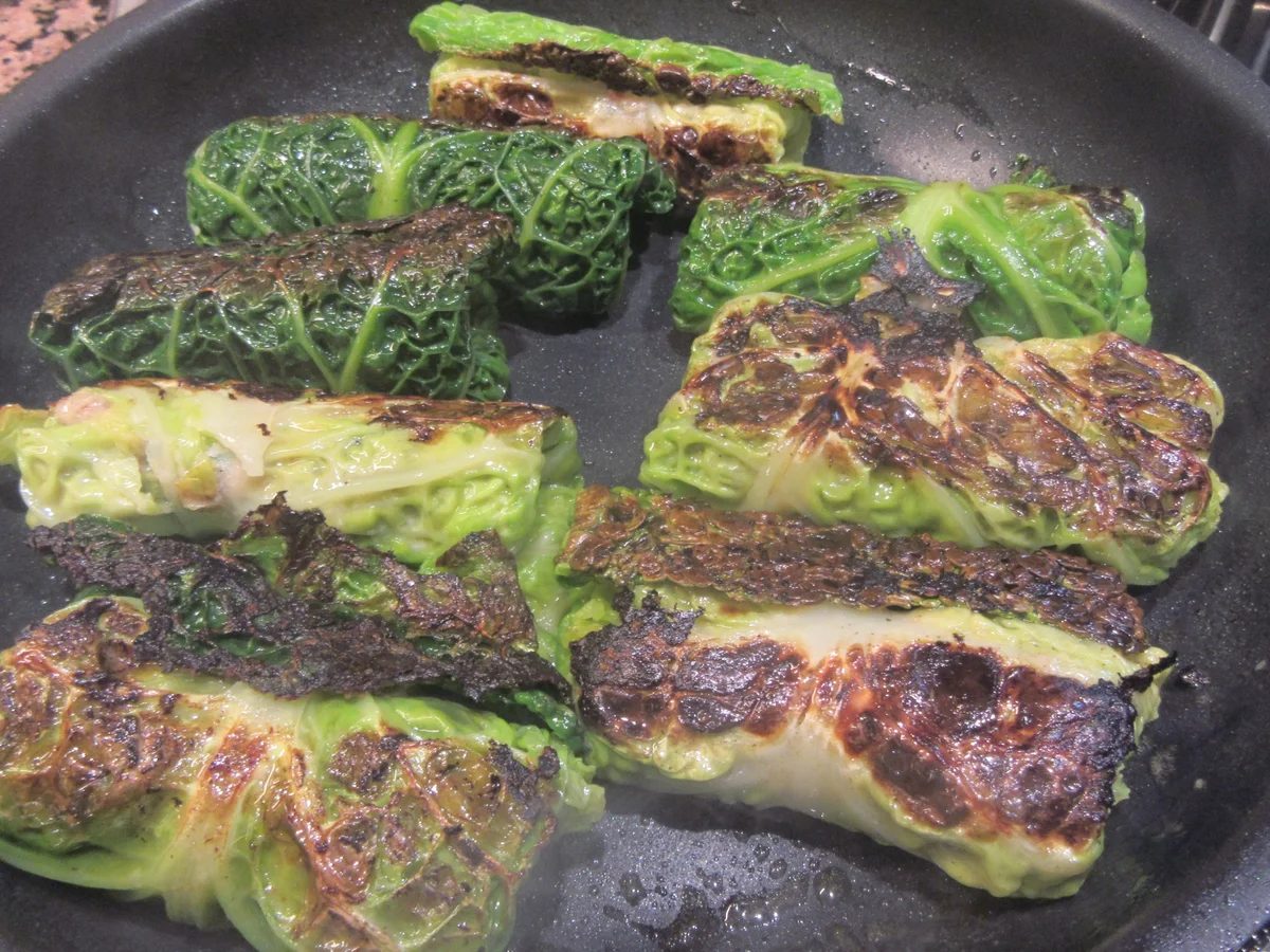 Rezept: Gemüse: Wirsingroulade auf rotem Zwiebelmus Bild Nr. 17253 Gemüse: Wirsingroulade auf rotem Zwiebelmus - Rezept - Bild Nr. 17253