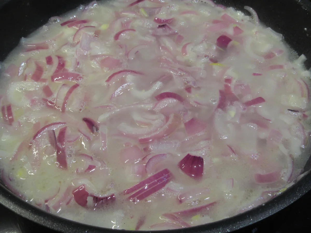 Rezept: Gemüse: Wirsingroulade auf rotem Zwiebelmus Bild Nr. 17255 Gemüse: Wirsingroulade auf rotem Zwiebelmus - Rezept - Bild Nr. 17255