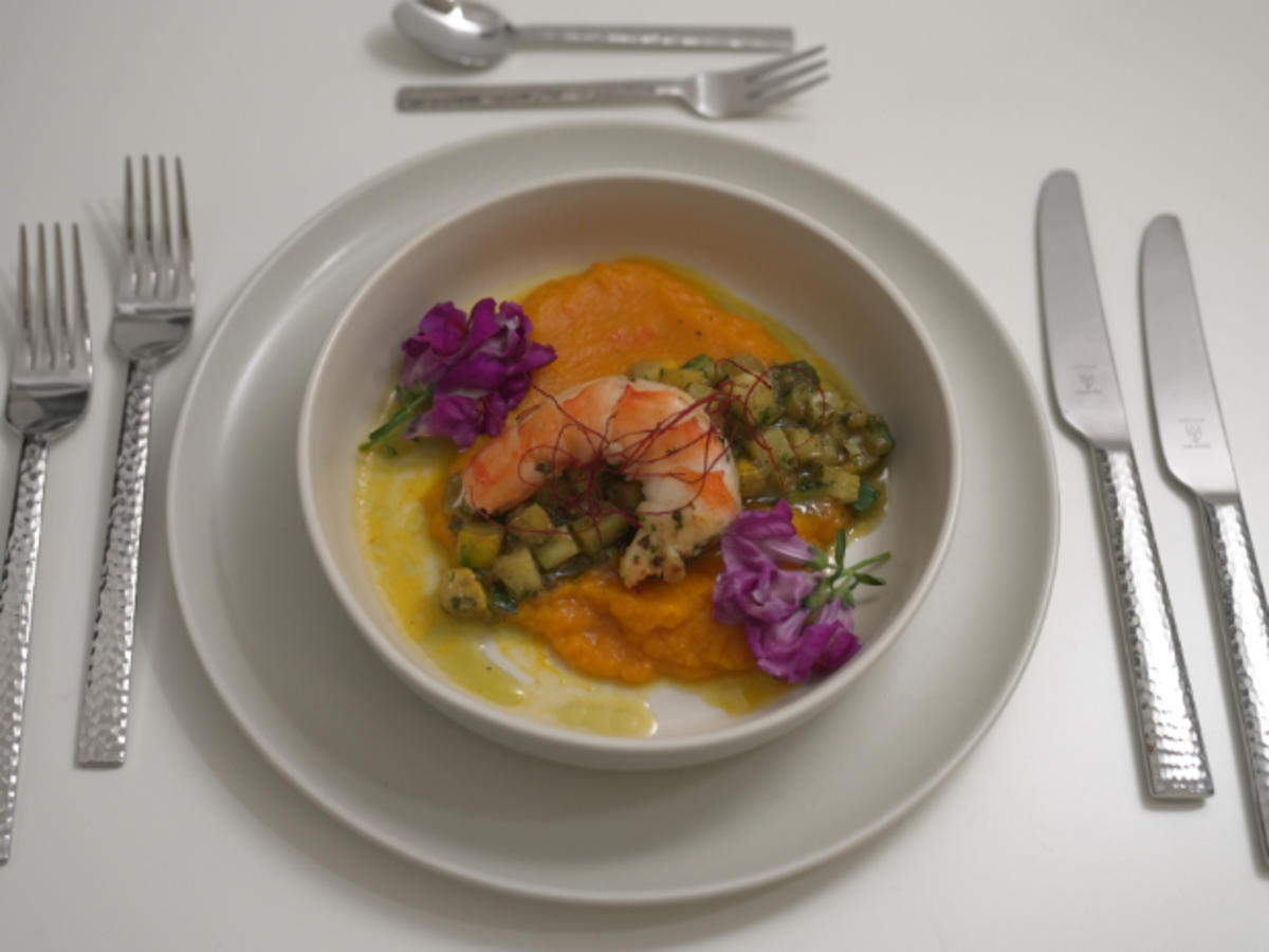 Garnelen mit Zucchini in Basilikumpesto und Kürbispüree - Rezept - Bild Nr. 17243
