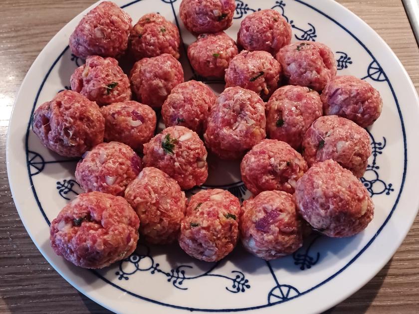 Rosenkohleintopf mit Hackbällchen - schnell & einfach - von Gitto Rosenkohleintopf mit Hackbällchen - schnell & einfach - von Gitto