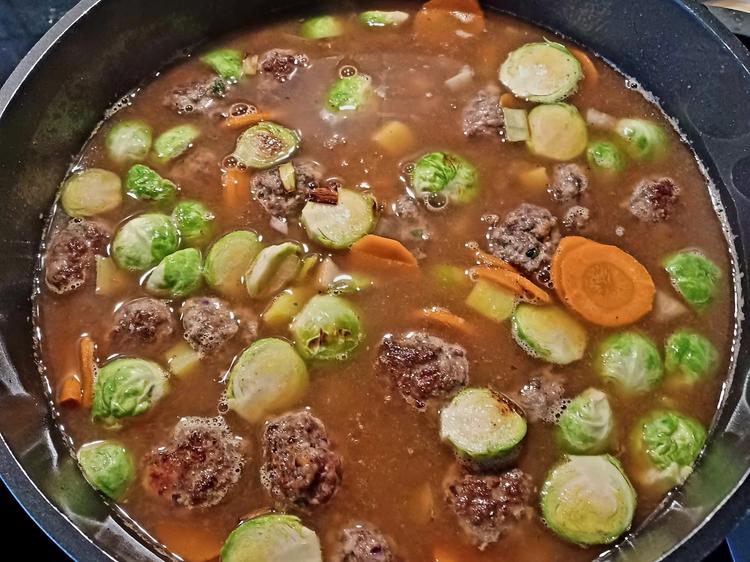 Rosenkohleintopf mit Hackbällchen - schnell &amp; einfach - von Gitto