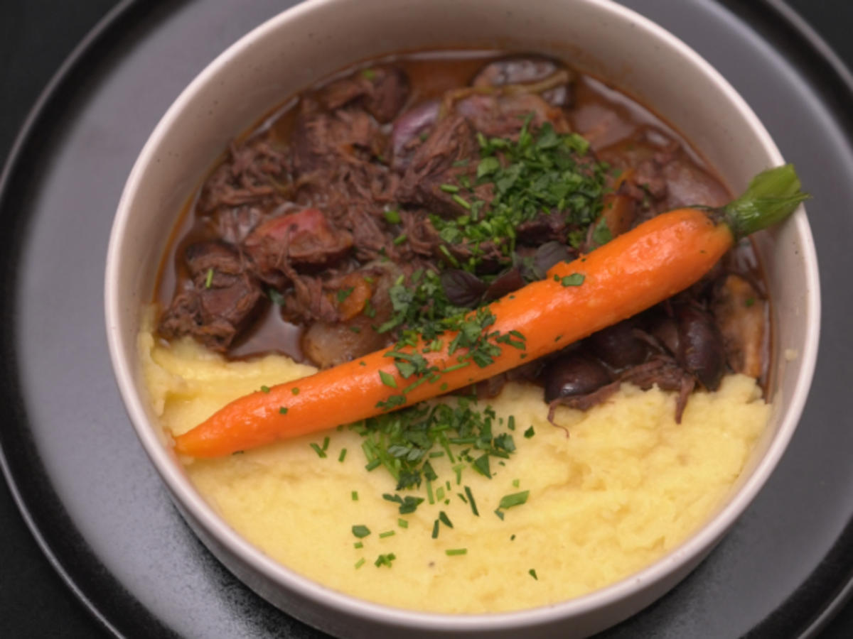 Boeuf Bourguignon mit Kartoffel-Sellerie-Püree und glasierten Möhren - Rezept - Bild Nr. 2