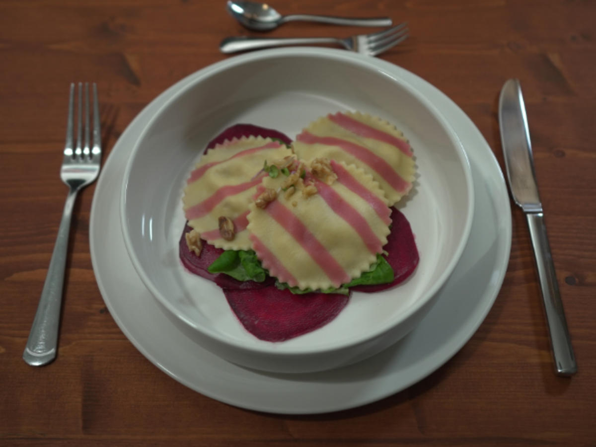 Ravioli mit Rote Bete Carpaccio und Feldsalat - Rezept - Bild Nr. 17257