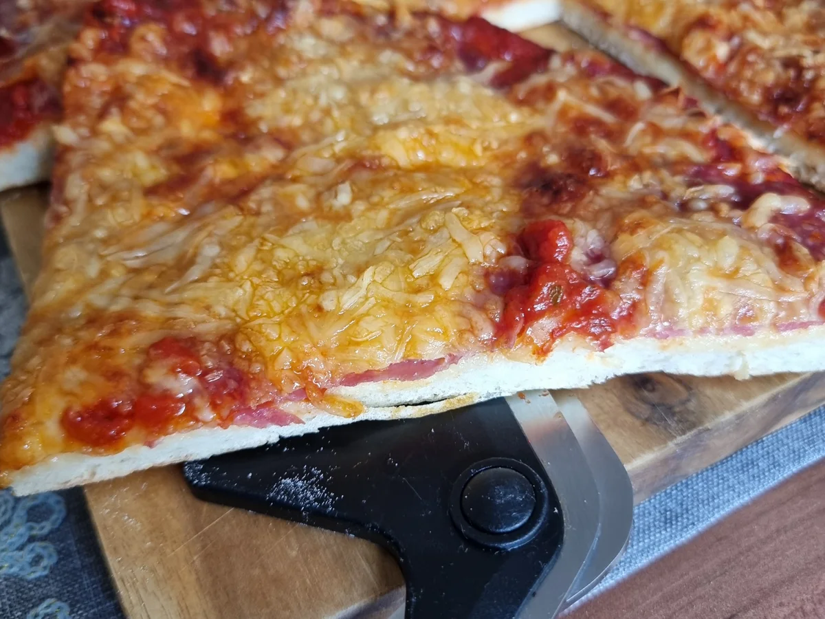 Pizza mit Trüffel -Salami - Rezept - Bild Nr. 17261