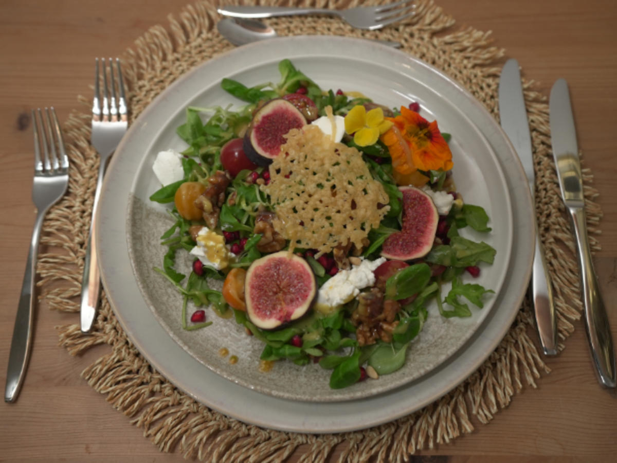 Feldsalat mit Ziegenkäse, Feigen und Parmesanchip - Rezept - Bild Nr. 17261