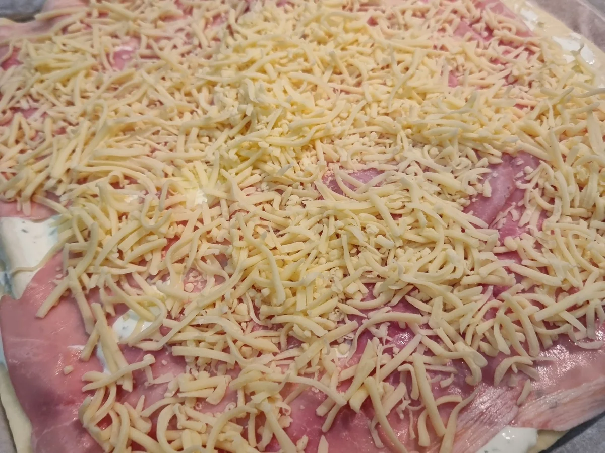 Pizza-Schnecken mit Schinken und Käse gefüllt - Rezept - Bild Nr. 17264