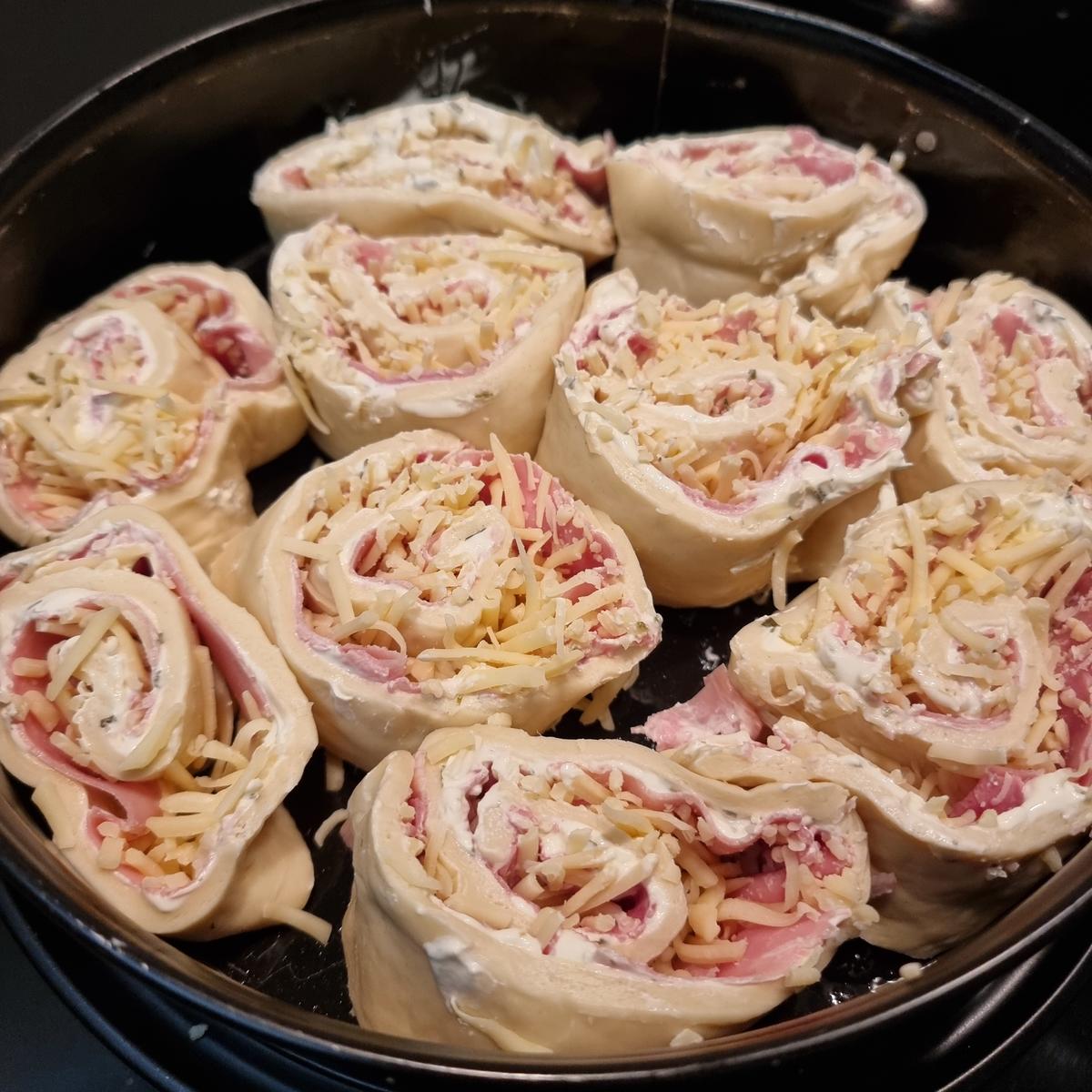 Pizza-Schnecken mit Schinken und Käse gefüllt - Rezept - Bild Nr. 17266