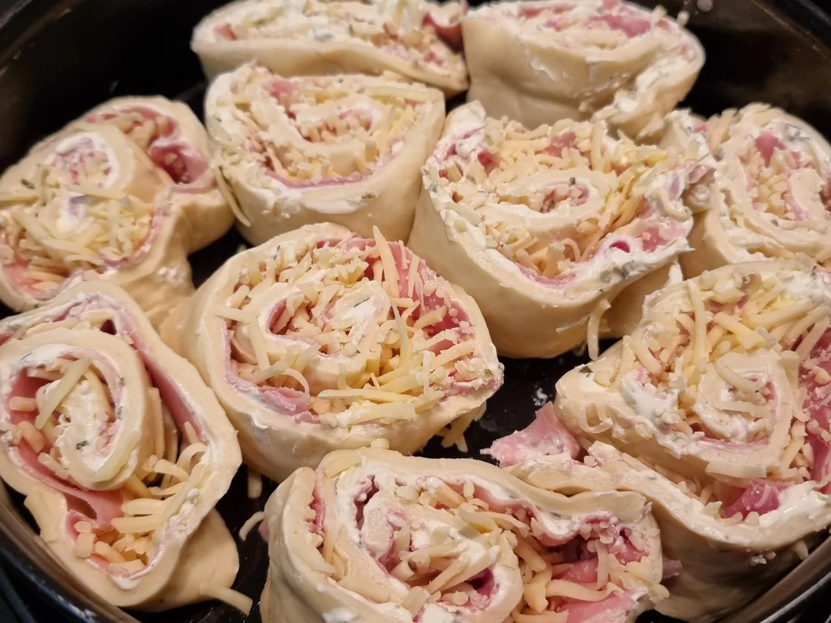 Pizza-Schnecken mit Schinken und Käse gefüllt - Rezept - Bild Nr. 17266