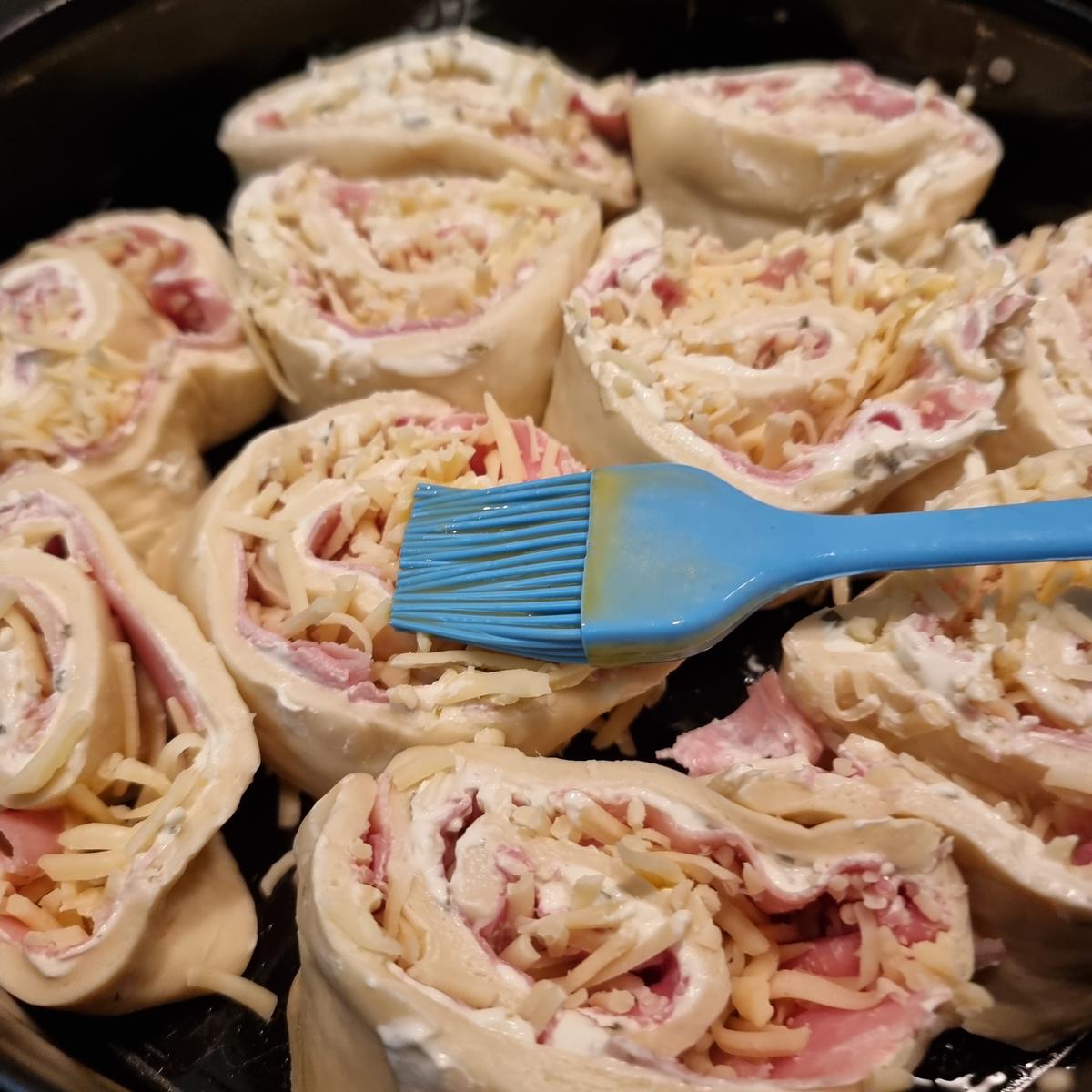 Pizza-Schnecken mit Schinken und Käse gefüllt - Rezept - Bild Nr. 17268